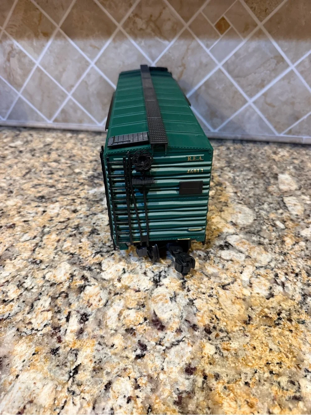 Railway Express Agency REA-46013 the box car G scale, new in box